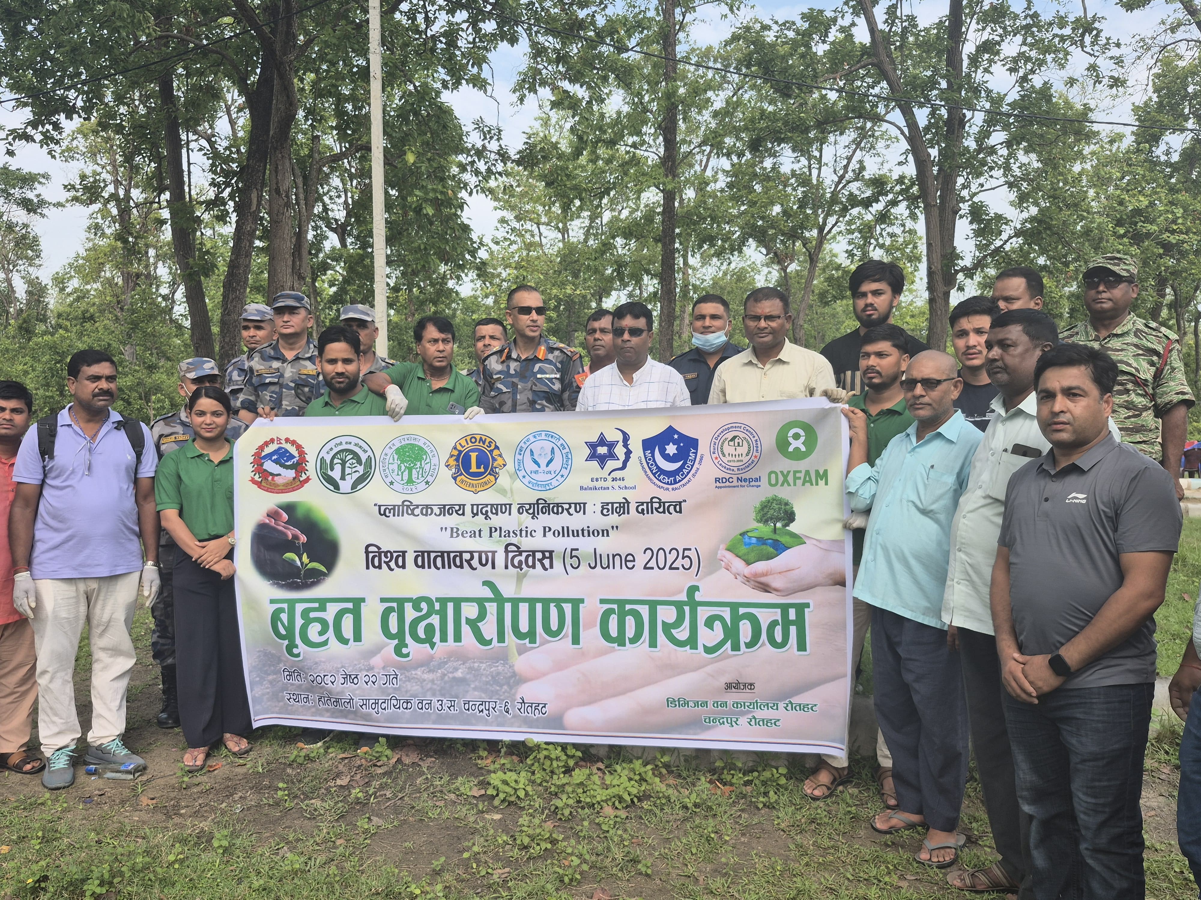 रौतहटमा भव्य वृक्षारोपण कार्यक्रम सम्पन्न, ‘प्लाष्टिकजन्य प्रदूषण न्यूनीकरण : हाम्रो दायित्व नारासहित  डिभिजन वन प्रमुख साहको हरियाली अभियान सुरु