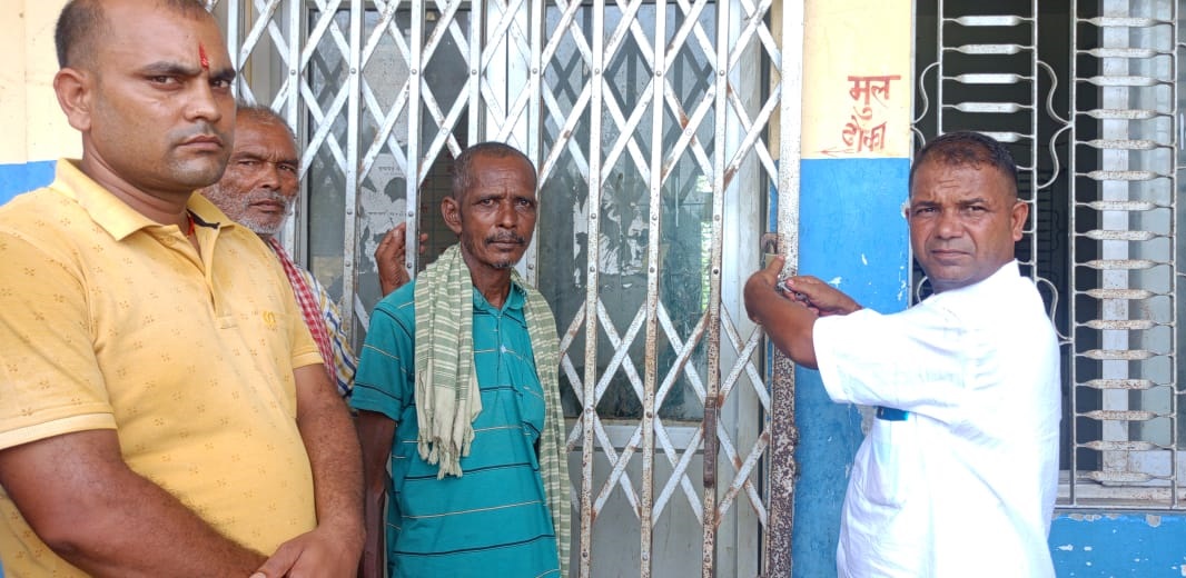 रामपुर टोलको स्वास्थ्य चौकीमा औषधि अभावको विरोधमा स्थानीयद्वारा तालाबन्दी,नगर प्रमुखले गरेन वास्ता