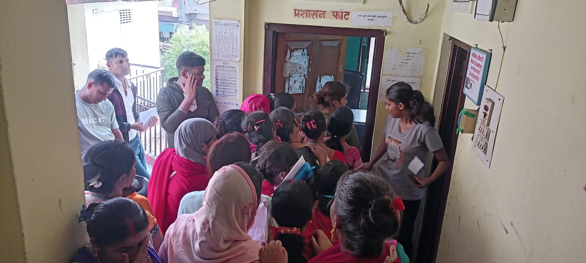 निर्वाचन कार्यालयमा बारामा मतदाता नामावली दर्ता गर्नेको भिड 