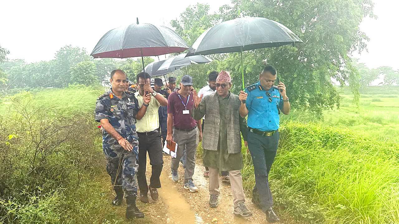 बर्सेनि दुःख दिने लालबकैया नदीको जोखिम क्षेत्र निरीक्षणमा उच्च अधिकारी