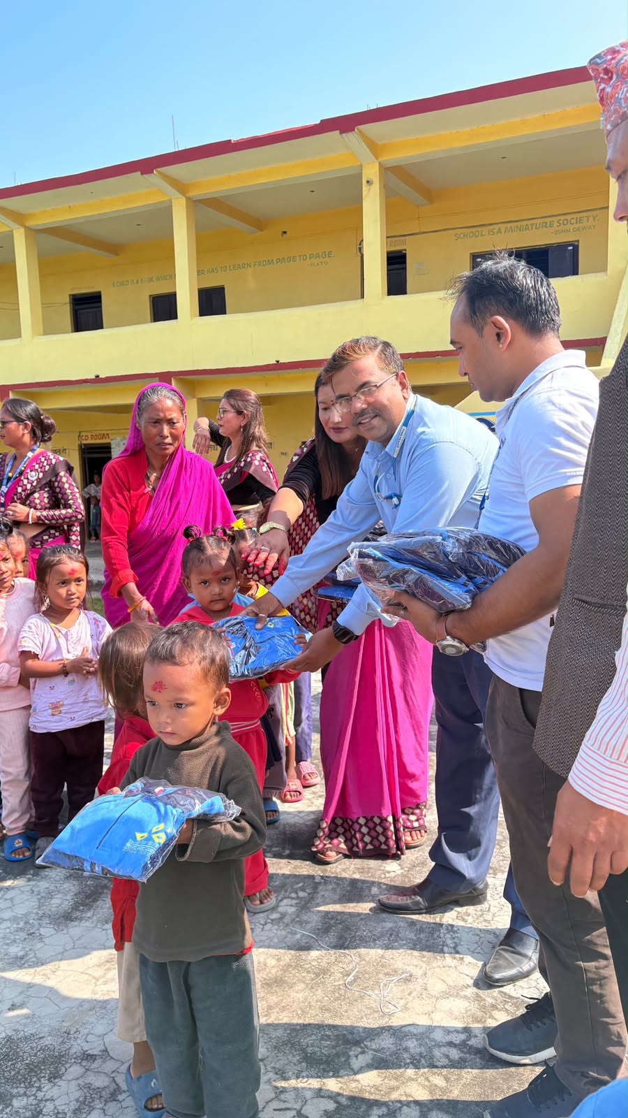 कुमारी बैंकका शाखा प्रबन्धक साहद्वारा विद्यार्थीलाई पोसाक सहयोग